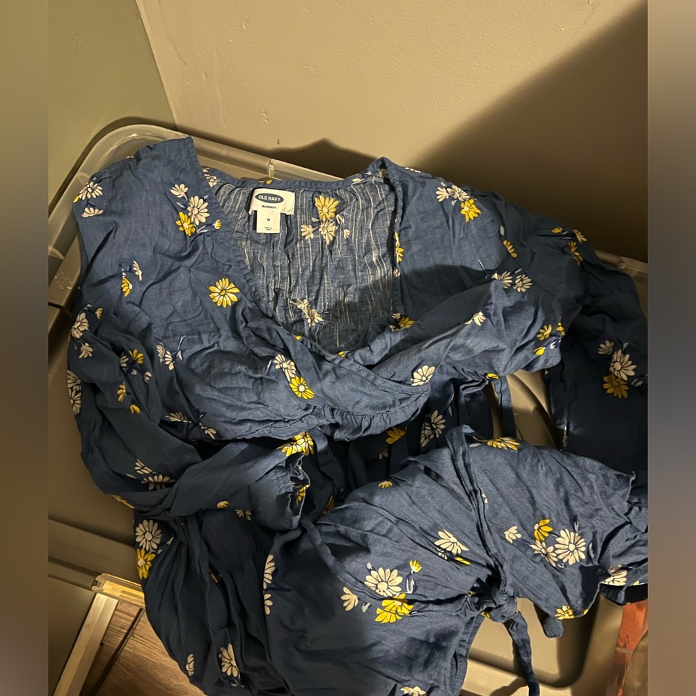 Old navy maternity top